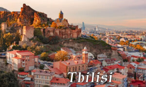 Tbilisi fantastyczny ornament przeszłości, teraźniejszości z fastrygą przyszłości